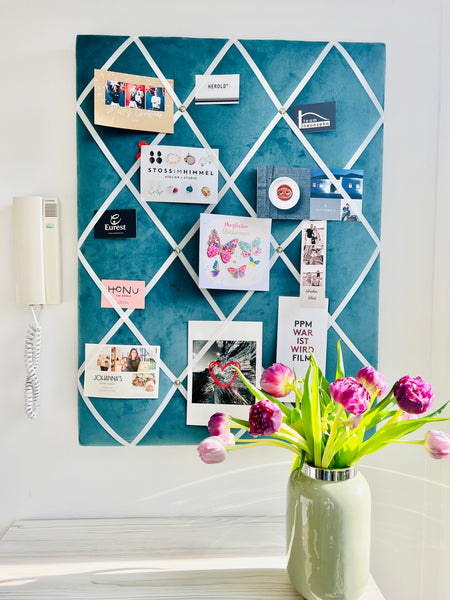 organisation #pinboard #noticeboard #memoboard #memoryboard #noteboard  #storage #notice #pin #memo #board #bulletin #memory Kartenhalter Aufhängung Fotowand Pinwand Pinboard Interioridea