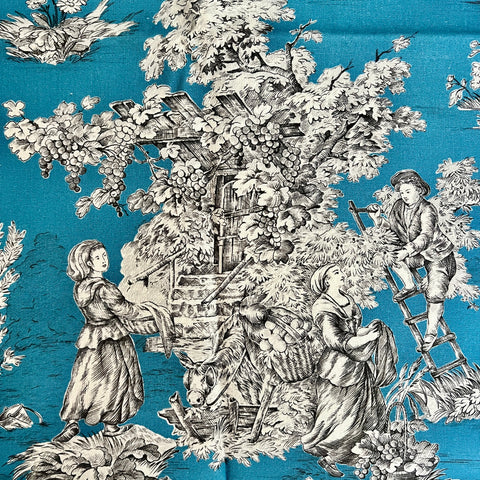 Detailansicht Toile de Jouy Stoff blauer Hintrgrund weißer Druck 